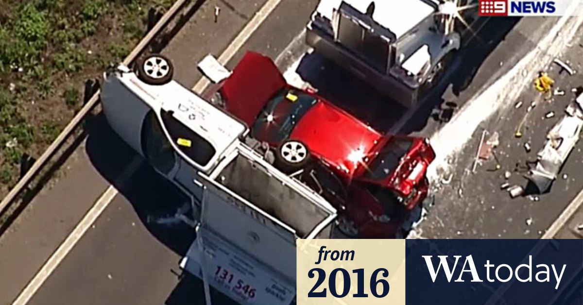 Video Crash blocks Gateway Motorway